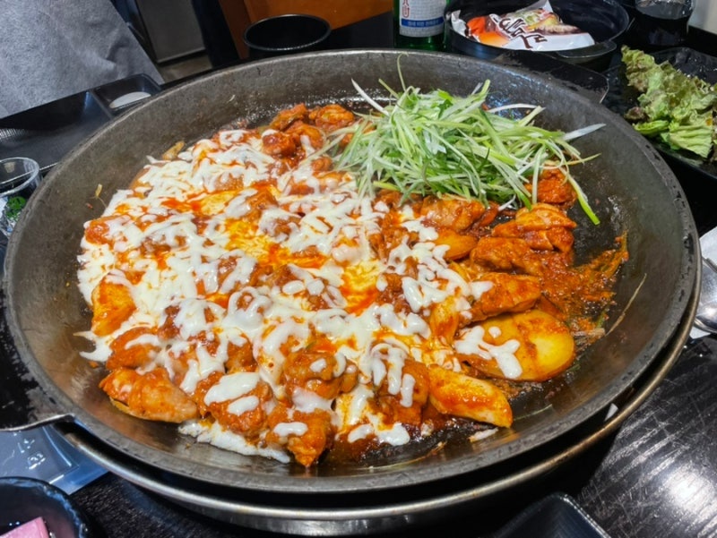 노작골부대찌개 동탄닭갈비의 푸짐한 철판 닭갈비