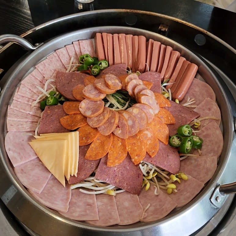 햄과 재료를 넉넉히 담은 노작골 햄폭탄 부대찌개