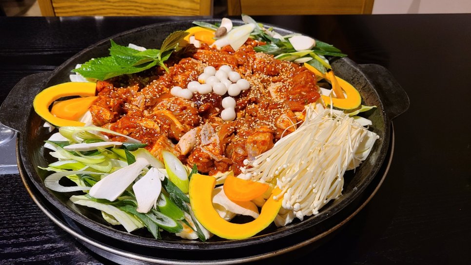 파채와 치즈를 곁들인 노작골 파닭갈비